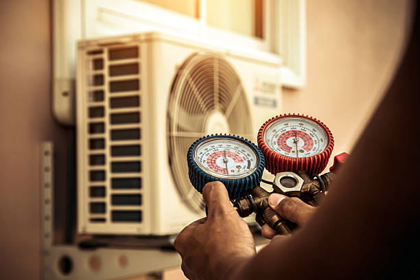 Professional Hvac technician working in Del Valle, TX